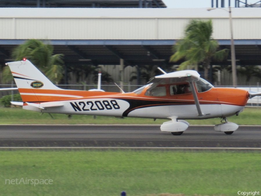 Isla Grande Flying School Cessna 172S Skyhawk SP (N22088) | Photo 479877