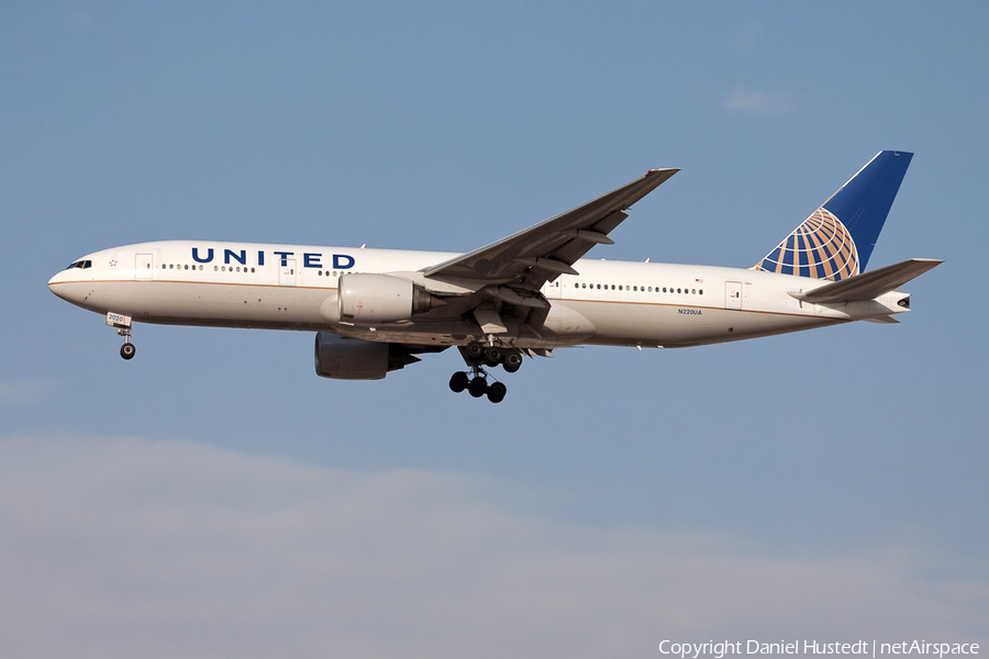 United Airlines Boeing 777-222(ER) (N220UA) | Photo 530090