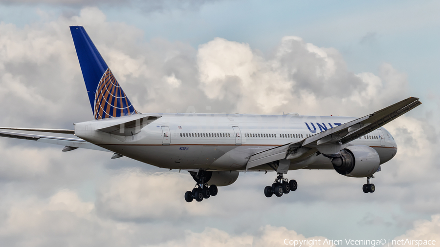 United Airlines Boeing 777-222(ER) (N220UA) | Photo 530001