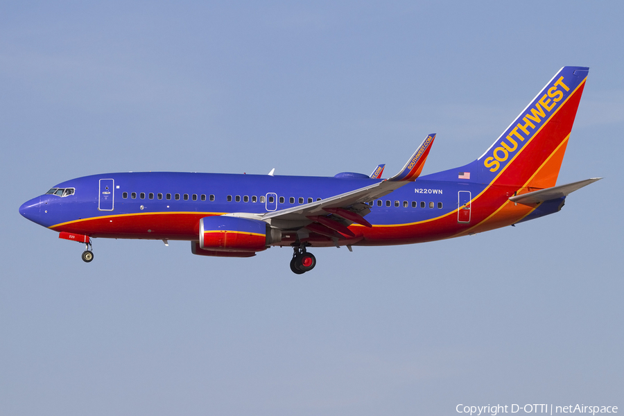 Southwest Airlines Boeing 737-7H4 (N220WN) | Photo 425052
