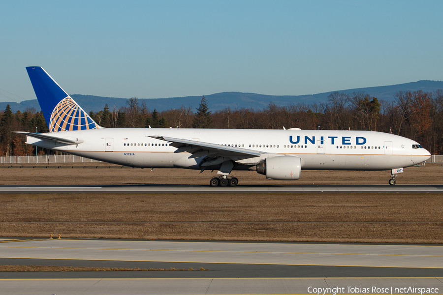 United Airlines Boeing 777-222(ER) (N221UA) | Photo 304526