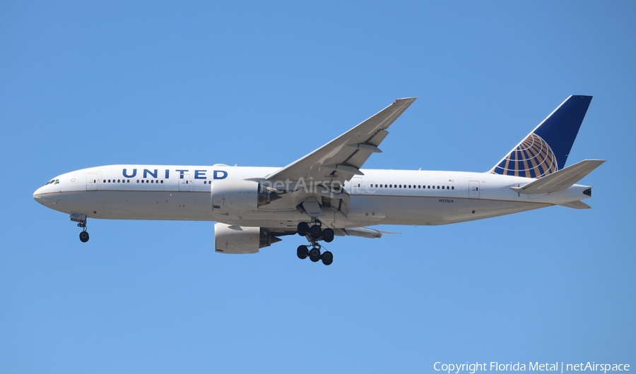 United Airlines Boeing 777-222(ER) (N221UA) | Photo 570258
