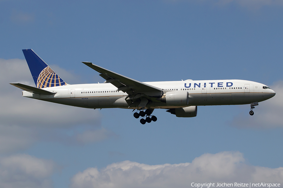 United Airlines Boeing 777-222(ER) (N221UA) | Photo 109387
