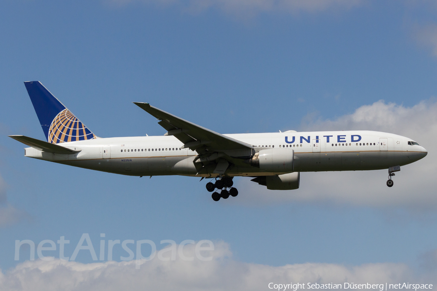 United Airlines Boeing 777-222(ER) (N221UA) | Photo 124459