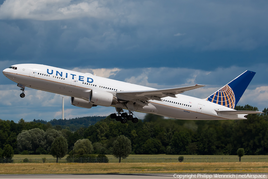 United Airlines Boeing 777-222(ER) (N221UA) | Photo 194971