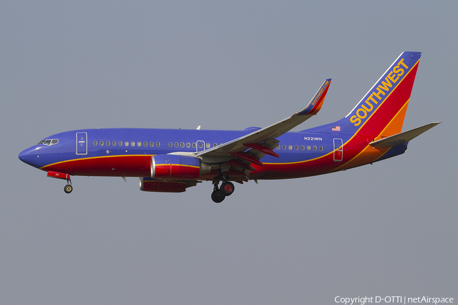 Southwest Airlines Boeing 737-7H4 (N221WN) | Photo 385408