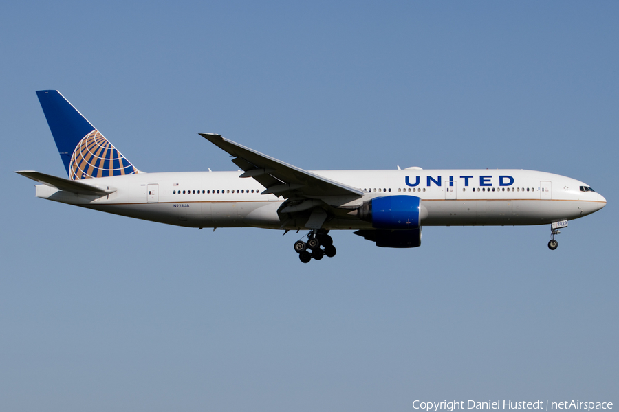 United Airlines Boeing 777-222(ER) (N223UA) | Photo 649555