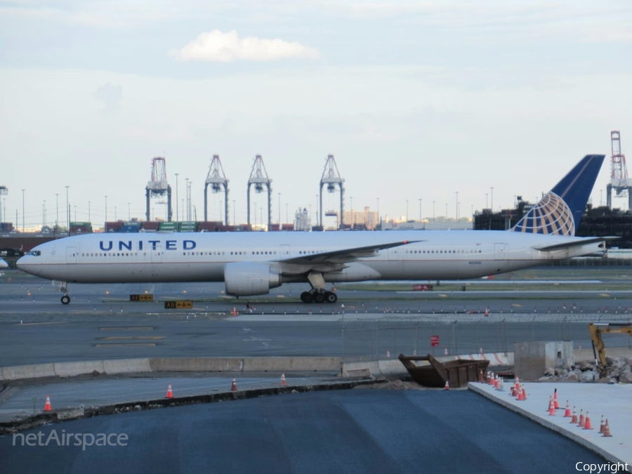 United Airlines Boeing 777-322(ER) (N2243U) | Photo 636271