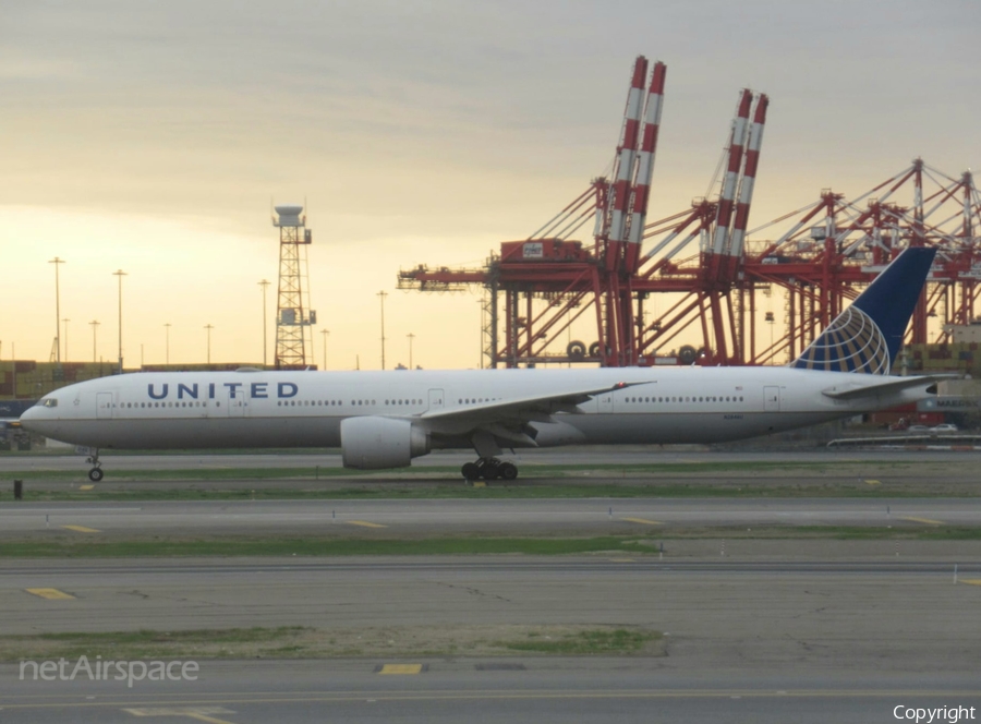 United Airlines Boeing 777-322(ER) (N2243U) | Photo 677701