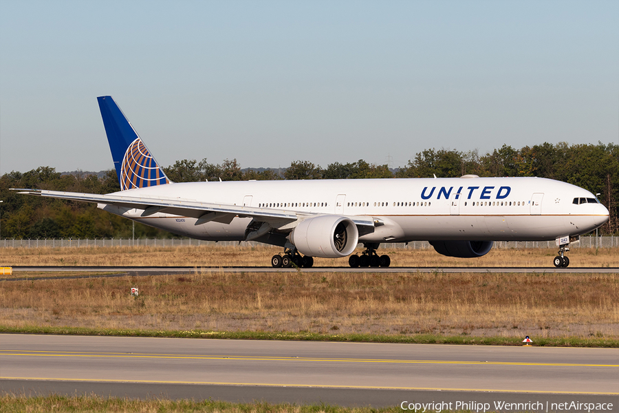 United Airlines Boeing 777-322(ER) (N2243U) | Photo 350951