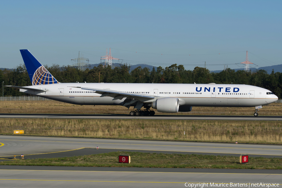 United Airlines Boeing 777-322(ER) (N2243U) | Photo 419316