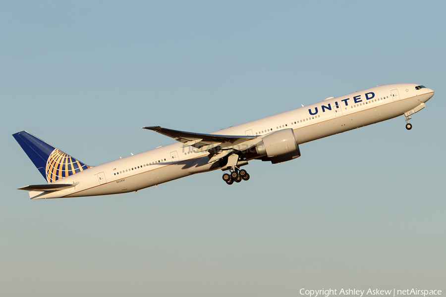 United Airlines Boeing 777-322(ER) (N2243U) | Photo 213806
