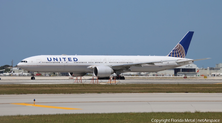 United Airlines Boeing 777-322(ER) (N2243U) | Photo 677050