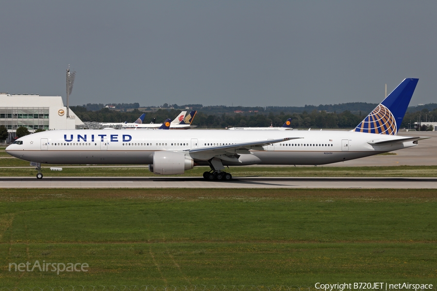 United Airlines Boeing 777-322(ER) (N2243U) | Photo 185680