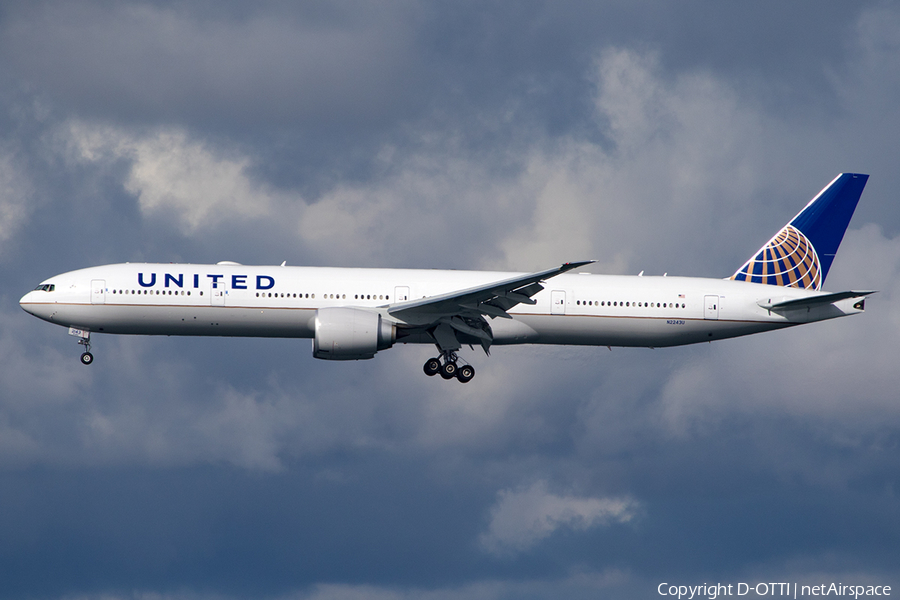 United Airlines Boeing 777-322(ER) (N2243U) | Photo 230797
