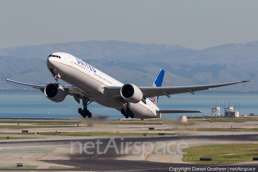 United Airlines Boeing 777-322(ER) (N2243U) | Photo 255358