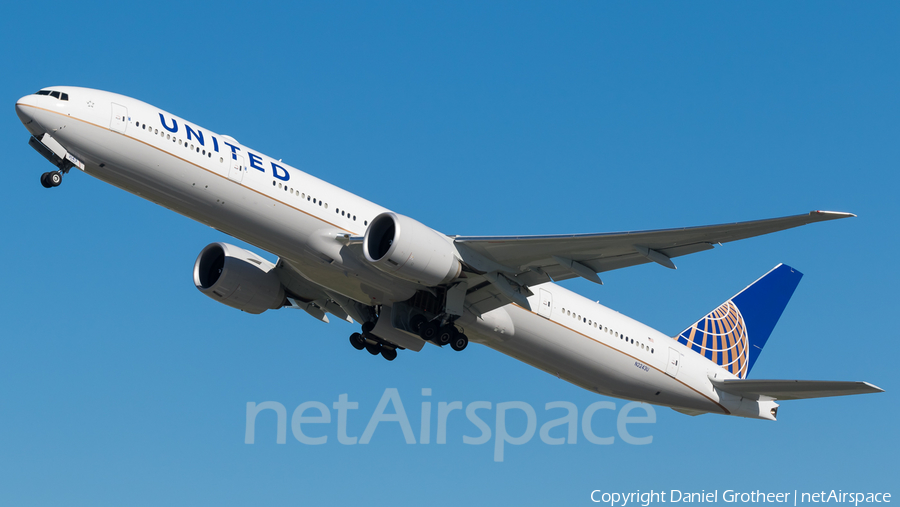 United Airlines Boeing 777-322(ER) (N2243U) | Photo 255359