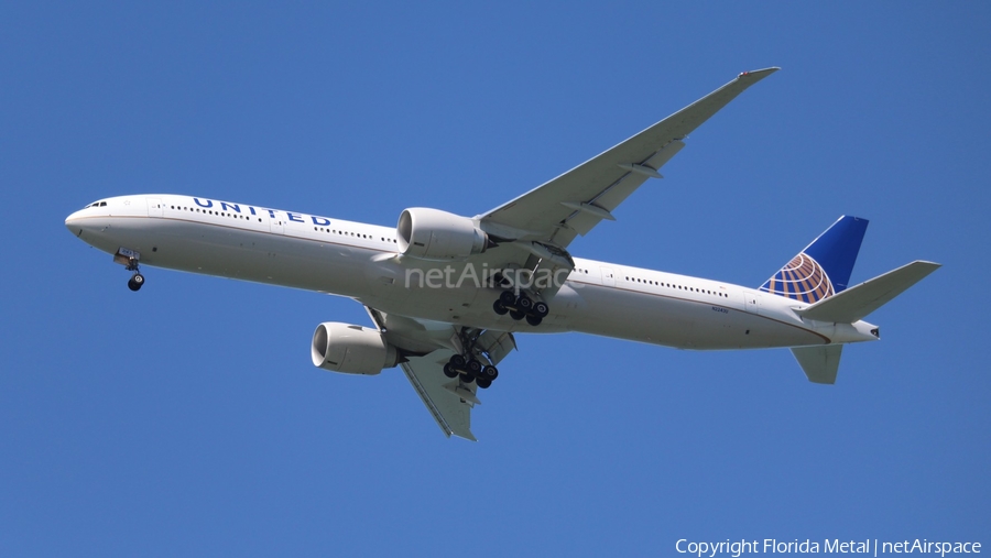 United Airlines Boeing 777-322(ER) (N2243U) | Photo 306707