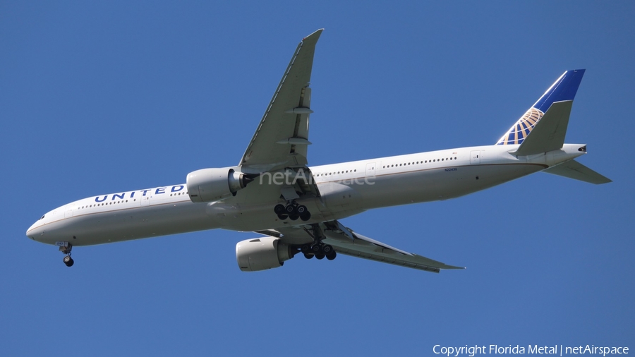 United Airlines Boeing 777-322(ER) (N2243U) | Photo 328549