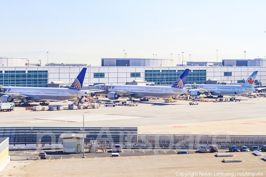 United Airlines Boeing 777-322(ER) (N2243U) | Photo 439492
