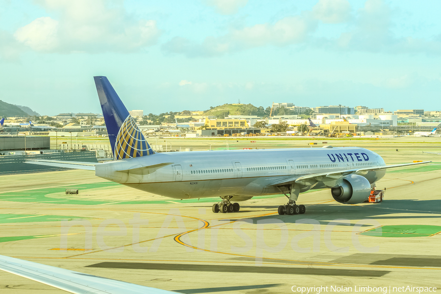 United Airlines Boeing 777-322(ER) (N2243U) | Photo 439494