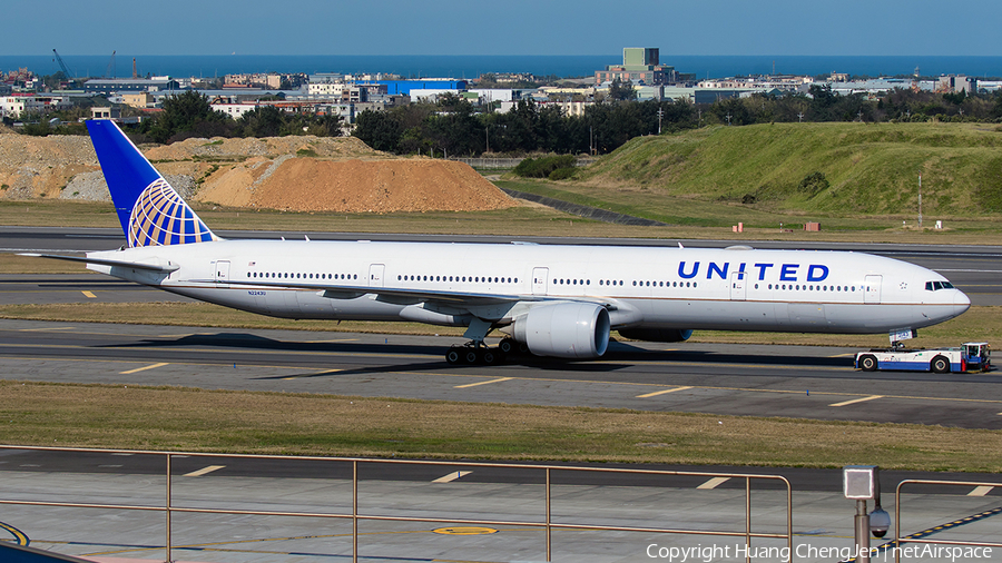 United Airlines Boeing 777-322(ER) (N2243U) | Photo 663176