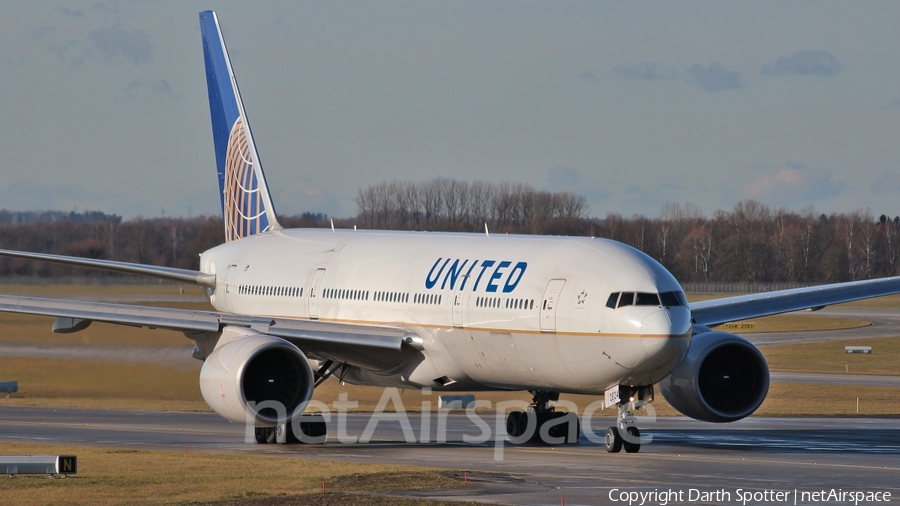 United Airlines Boeing 777-222(ER) (N224UA) | Photo 214037