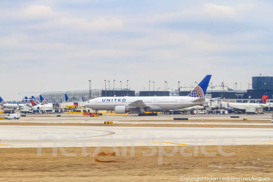 United Airlines Boeing 777-222(ER) (N224UA) | Photo 438449