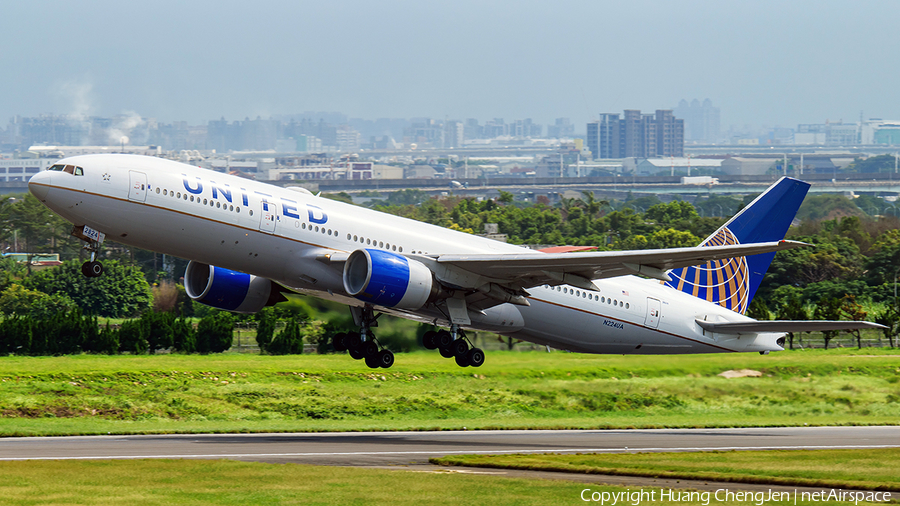United Airlines Boeing 777-222(ER) (N224UA) | Photo 645870