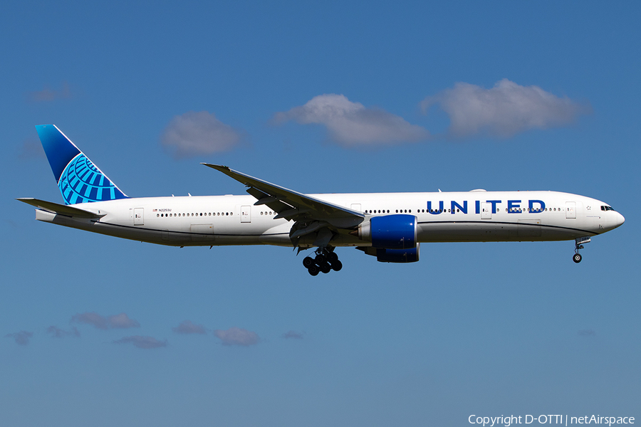 United Airlines Boeing 777-322(ER) (N2250U) | Photo 387320
