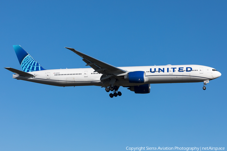 United Airlines Boeing 777-322(ER) (N2250U) | Photo 379291