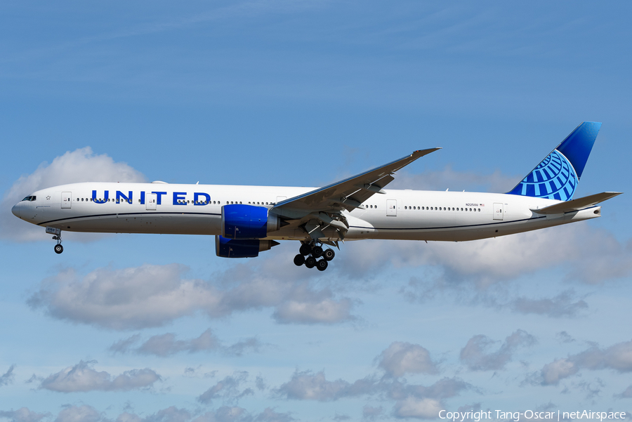 United Airlines Boeing 777-322(ER) (N2250U) | Photo 393640