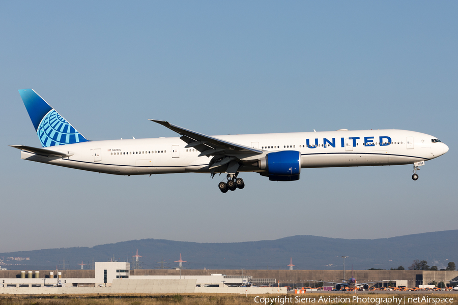 United Airlines Boeing 777-322(ER) (N2250U) | Photo 502467