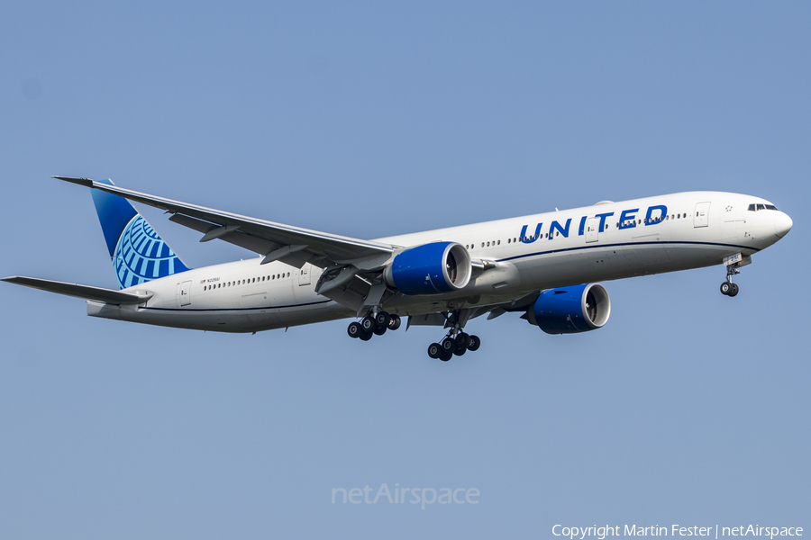 United Airlines Boeing 777-300(ER) (N2251U) | Photo 462146