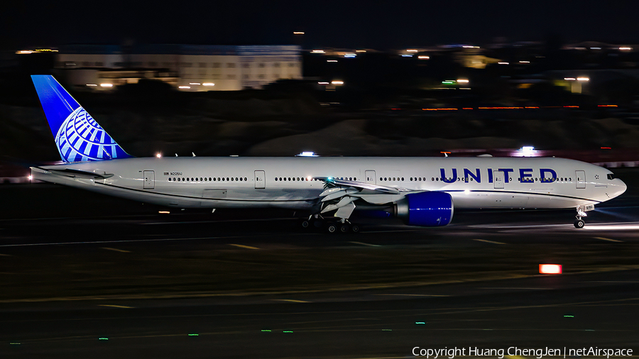 United Airlines Boeing 777-300(ER) (N2251U) | Photo 662371