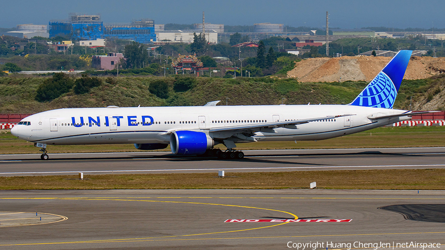 United Airlines Boeing 777-300(ER) (N2251U) | Photo 678057