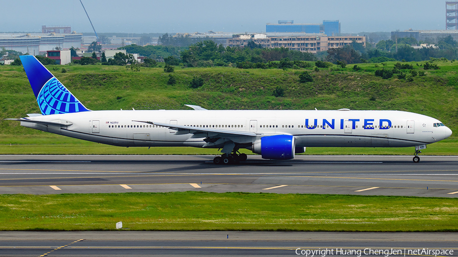 United Airlines Boeing 777-300(ER) (N2251U) | Photo 679767