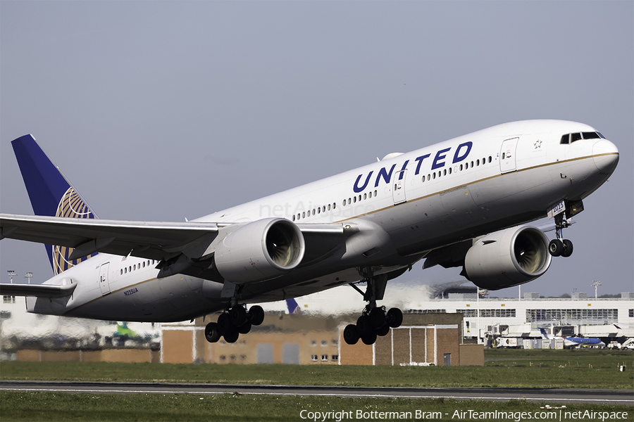 United Airlines Boeing 777-222(ER) (N225UA) | Photo 163808