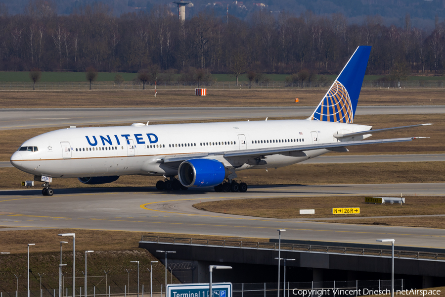 United Airlines Boeing 777-222(ER) (N225UA) | Photo 648313