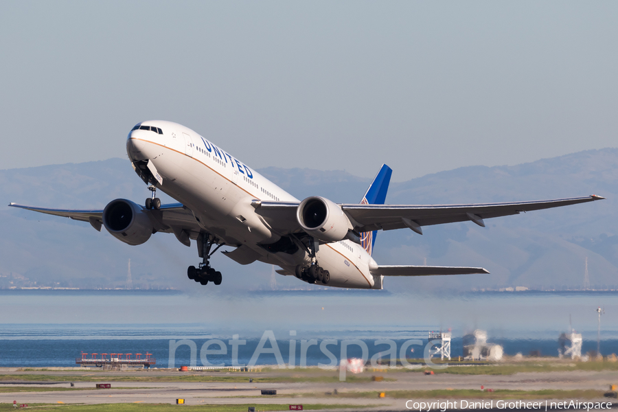 United Airlines Boeing 777-222(ER) (N225UA) | Photo 255389