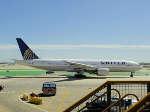 United Airlines Boeing 777-222(ER) (N226UA) at  Chicago - O'Hare International, United States