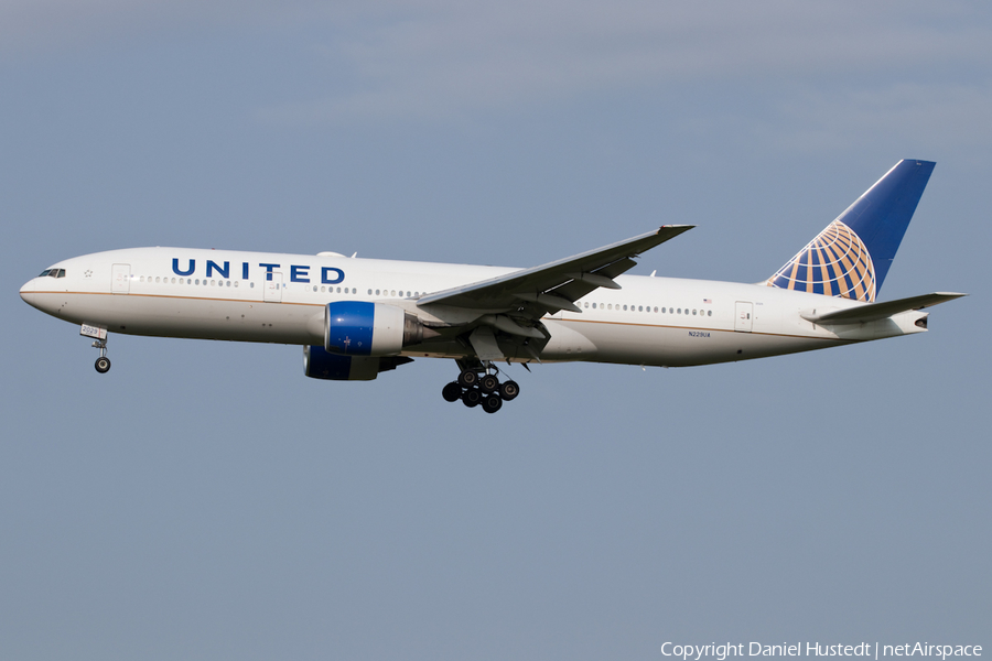 United Airlines Boeing 777-222(ER) (N229UA) | Photo 646499