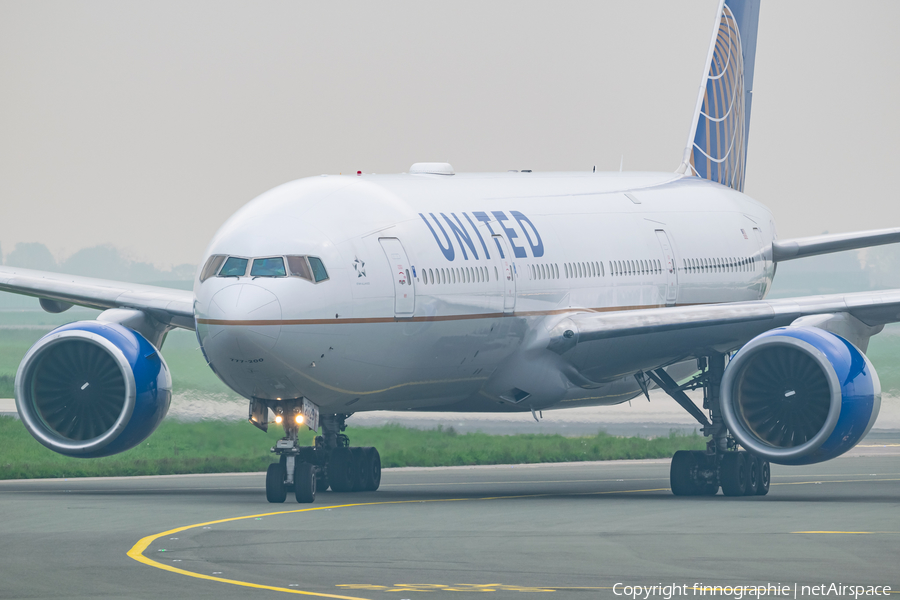 United Airlines Boeing 777-222(ER) (N229UA) | Photo 571746