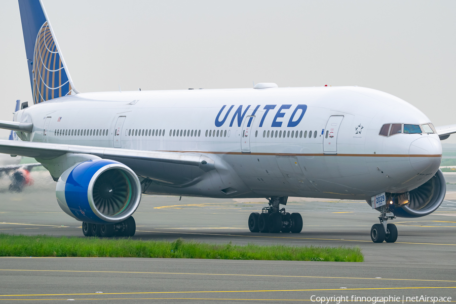 United Airlines Boeing 777-222(ER) (N229UA) | Photo 571748