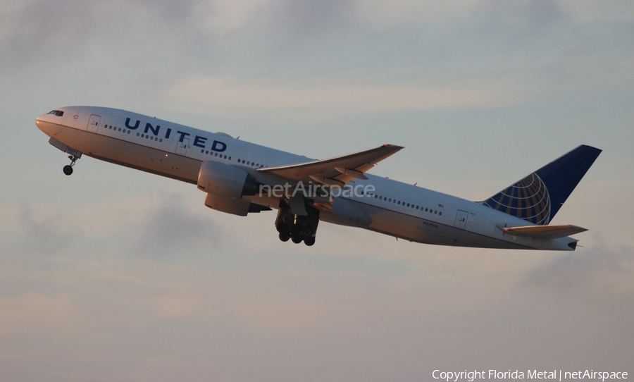 United Airlines Boeing 777-222(ER) (N229UA) | Photo 570560