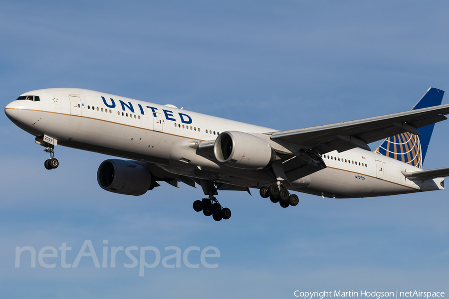 United Airlines Boeing 777-222(ER) (N229UA) | Photo 131093