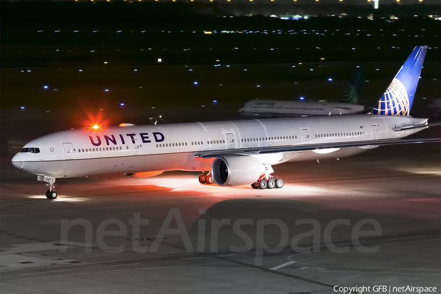 United Airlines Boeing 777-322(ER) (N2331U) | Photo 139762