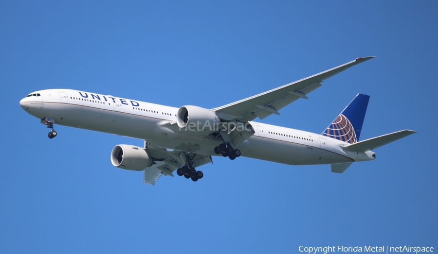 United Airlines Boeing 777-322(ER) (N2331U) | Photo 306708