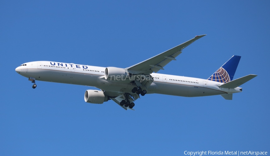 United Airlines Boeing 777-322(ER) (N2331U) | Photo 328559