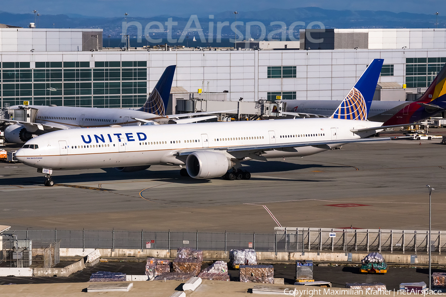 United Airlines Boeing 777-322(ER) (N2331U) | Photo 502886